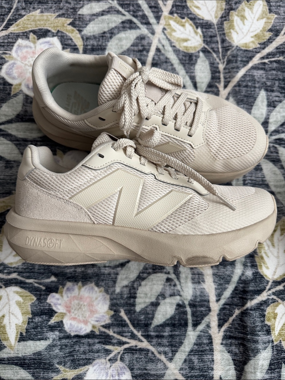 Sz 8 New Balance Women’s Monochrome Cream Dynasoft Sneakers